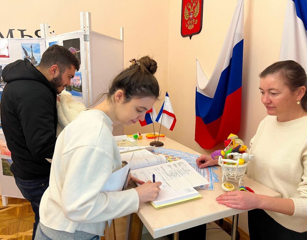 В отделе регистрации рождения города Симферополя проходило также первое заседание Школы молодых родителей, на которое пригласили новоиспеченных мам и пап В отделе регистрации рождения города Симферополя проходило также первое заседание Школы молодых родителей, на которое пригласили новоиспеченных мам и пап