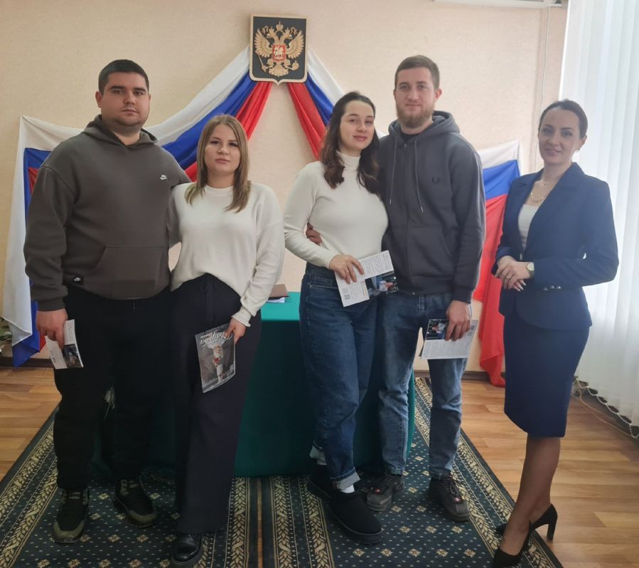 В Джанкойском районном отделе ЗАГС главной темой первого занятия Школы молодоженов была организация, подготовка и регистрация заключения брака В Джанкойском районном отделе ЗАГС главной темой первого занятия Школы молодоженов была организация, подготовка и регистрация заключения брака