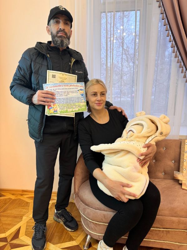 В отделе регистрации рождения города Симферополя проходило также первое заседание Школы молодых родителей, на которое пригласили новоиспеченных мам и пап В отделе регистрации рождения города Симферополя проходило также первое заседание Школы молодых родителей, на которое пригласили новоиспеченных мам и пап