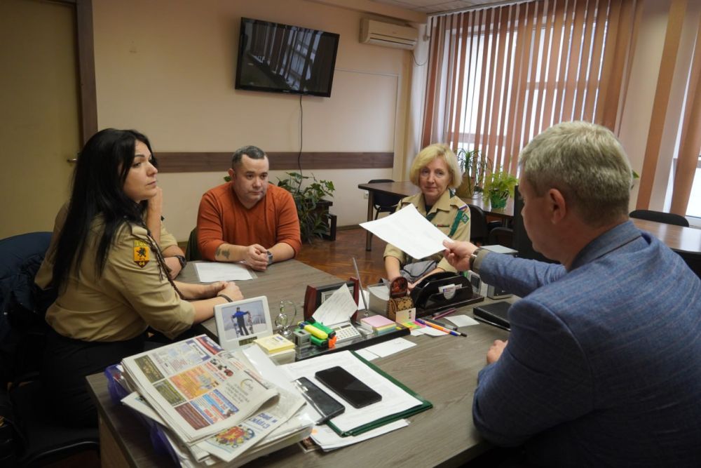Заместитель главы администрации Керчи Эльдар МУЖДАБАЕВ провел встречу с представителями Керчь-Еникальского общества истории и древностей Заместитель главы администрации Керчи Эльдар МУЖДАБАЕВ провел встречу с представителями Керчь-Еникальского общества истории и древностей