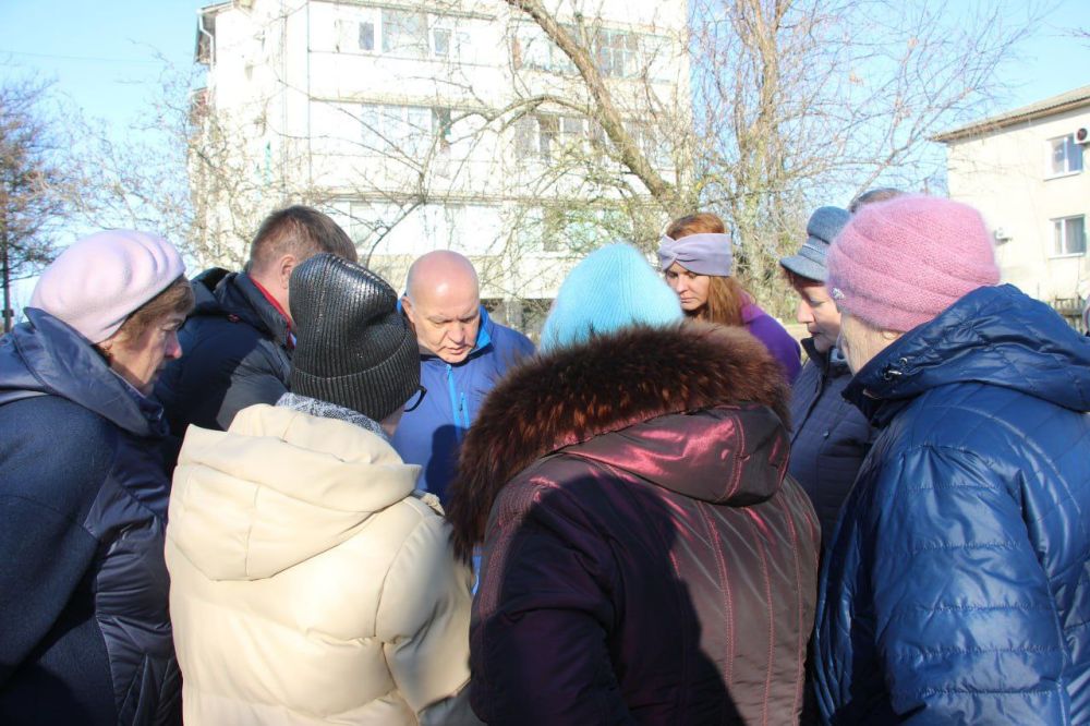 #городские_новости. Ремонт внутриквартальных проездов и тротуаров, установка лавочек, освещения и другие вопросы благоустройства обсудили сегодня с жителями ул. Ученической, 11, 10, 7, 5, пер. Кривуляк, 15, 17 в ходе... #городские_новости. Ремонт внутриквартальных проездов и тротуаров, установка лавочек, освещения и другие вопросы благоустройства обсудили сегодня с жителями ул. Ученической, 11, 10, 7, 5, пер. Кривуляк, 15, 17 в ходе...