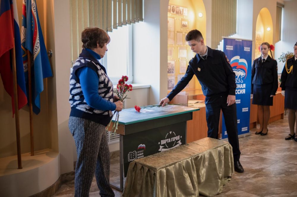 Сегодня в средней общеобразовательной школе № 6 прошла торжественная линейка, посвященная открытию парты выпускника, участника СВО Александра Бойцова и объявленному Президентом России году Защитника Отечества Сегодня в средней общеобразовательной школе № 6 прошла торжественная линейка, посвященная открытию парты выпускника, участника СВО Александра Бойцова и объявленному Президентом России году Защитника Отечества