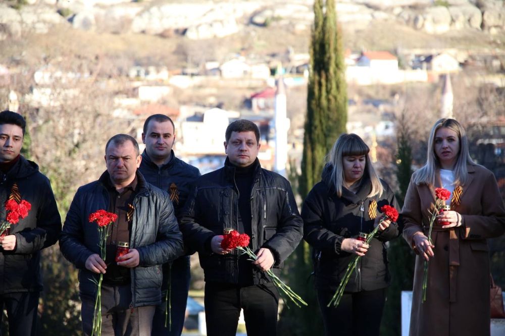 В Бахчисарае почтили память жителей и защитников блокадного Ленинграда В Бахчисарае почтили память жителей и защитников блокадного Ленинграда