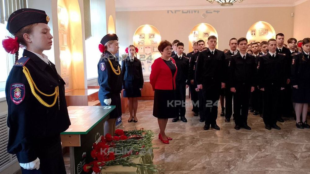 Парту героя СВО командира отделения оперативного назначения батальона оперативного назначения Внутренних войск Бойцова Александра открыли в школе №6 Парту героя СВО командира отделения оперативного назначения батальона оперативного назначения Внутренних войск Бойцова Александра открыли в школе №6