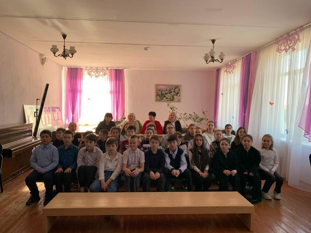 Зампредседателя Сакского районного совета Надежда Блохина, замглавы администрации Сакского района Светлана Дорошенко, главный специалист сектора молодежной политики и оздоровления отдела образования администрации Сакского... Зампредседателя Сакского районного совета Надежда Блохина, замглавы администрации Сакского района Светлана Дорошенко, главный специалист сектора молодежной политики и оздоровления отдела образования администрации Сакского...