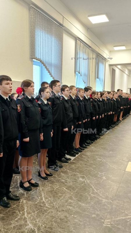 Парту героя СВО командира отделения оперативного назначения батальона оперативного назначения Внутренних войск Бойцова Александра открыли в школе №6 Парту героя СВО командира отделения оперативного назначения батальона оперативного назначения Внутренних войск Бойцова Александра открыли в школе №6