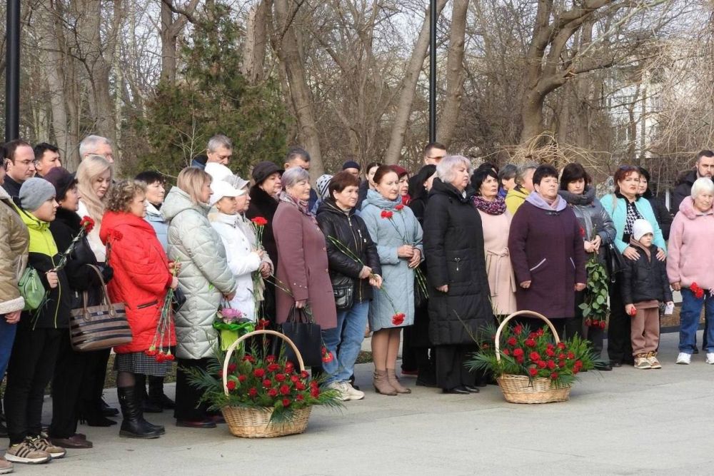 Скульптурную группу "Мать, провожающая в бой сына-солдата" установят в городе Саки Скульптурную группу "Мать, провожающая в бой сына-солдата" установят в городе Саки