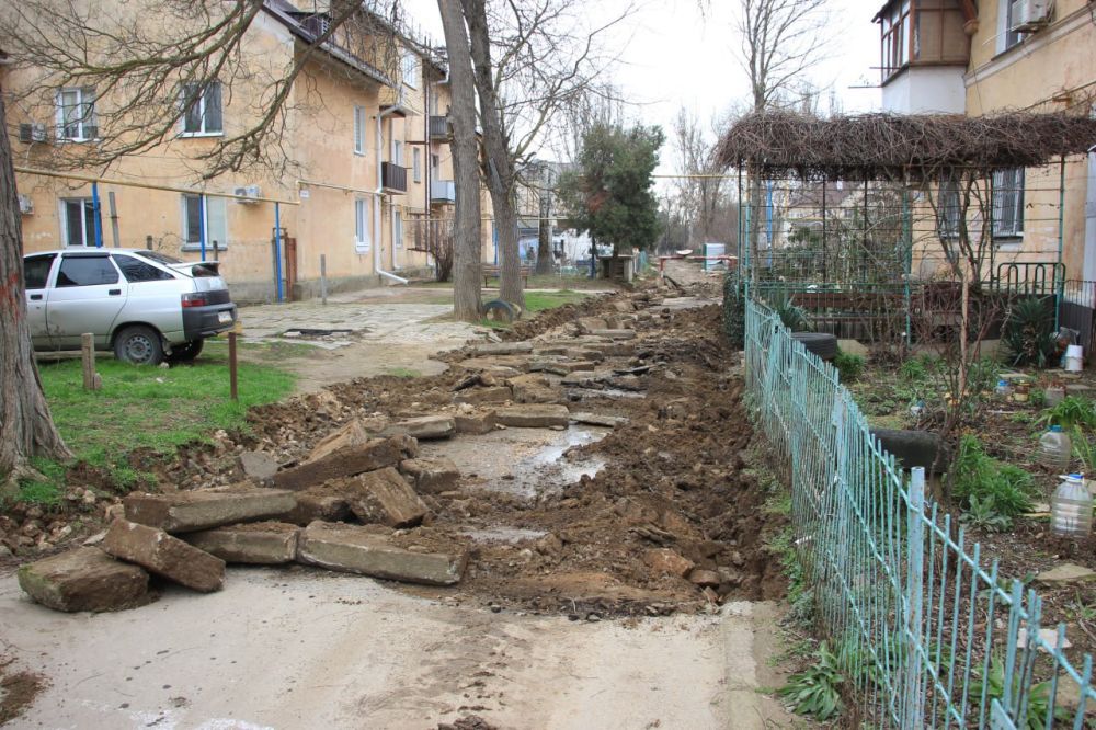 В микрорайоне Аршинцево приступили к демонтажным работам в рамках благоустройства придомовых территорий В микрорайоне Аршинцево приступили к демонтажным работам в рамках благоустройства придомовых территорий