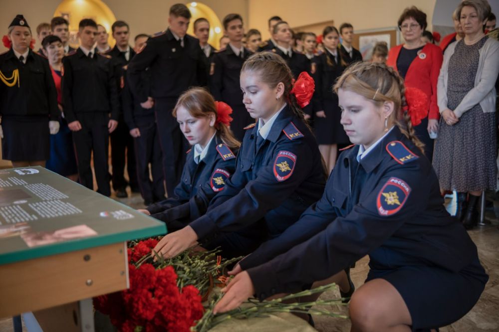 Сегодня в средней общеобразовательной школе № 6 прошла торжественная линейка, посвященная открытию парты выпускника, участника СВО Александра Бойцова и объявленному Президентом России году Защитника Отечества Сегодня в средней общеобразовательной школе № 6 прошла торжественная линейка, посвященная открытию парты выпускника, участника СВО Александра Бойцова и объявленному Президентом России году Защитника Отечества