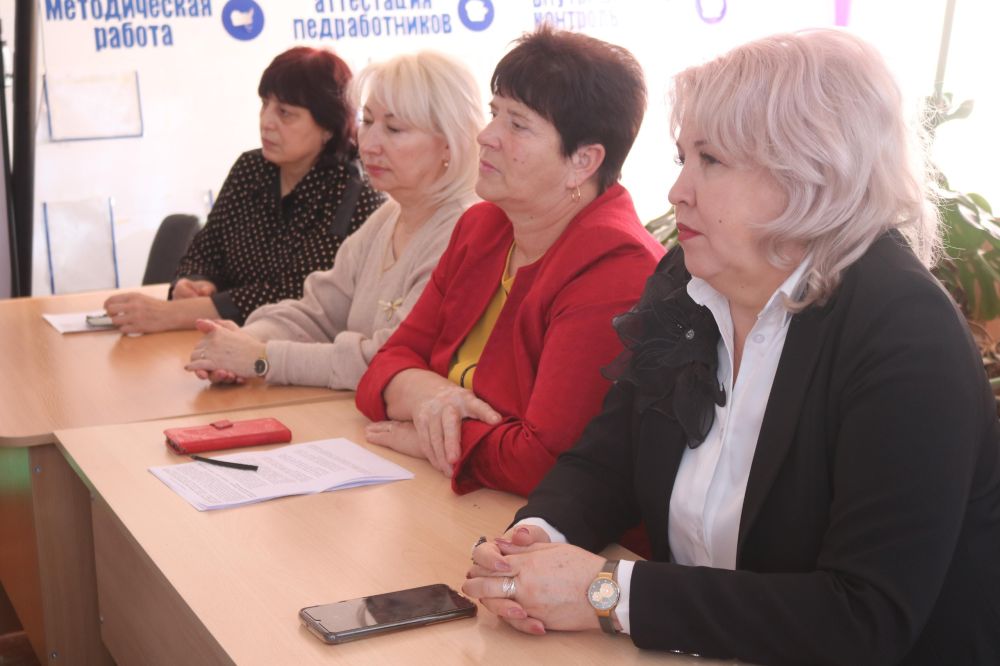 Зампредседателя Сакского районного совета Надежда Блохина, замглавы администрации Сакского района Светлана Дорошенко, главный специалист сектора молодежной политики и оздоровления отдела образования администрации Сакского... Зампредседателя Сакского районного совета Надежда Блохина, замглавы администрации Сакского района Светлана Дорошенко, главный специалист сектора молодежной политики и оздоровления отдела образования администрации Сакского...