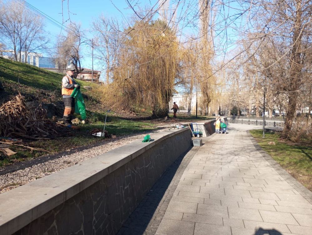Сотрудники МБУ «Город» продолжают работы по санитарной очистке городских территорий, сбору и вывозу мусора, опавших листьев и веток с улиц города Сотрудники МБУ «Город» продолжают работы по санитарной очистке городских территорий, сбору и вывозу мусора, опавших листьев и веток с улиц города