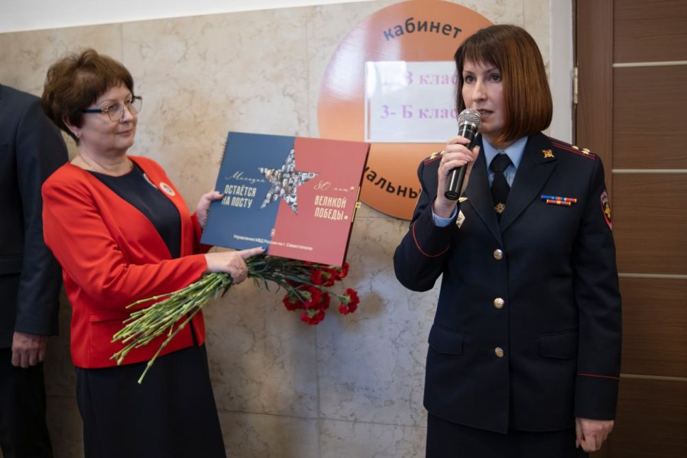 Сегодня в средней общеобразовательной школе № 6 прошла торжественная линейка, посвященная открытию парты выпускника, участника СВО Александра Бойцова и объявленному Президентом России году Защитника Отечества Сегодня в средней общеобразовательной школе № 6 прошла торжественная линейка, посвященная открытию парты выпускника, участника СВО Александра Бойцова и объявленному Президентом России году Защитника Отечества