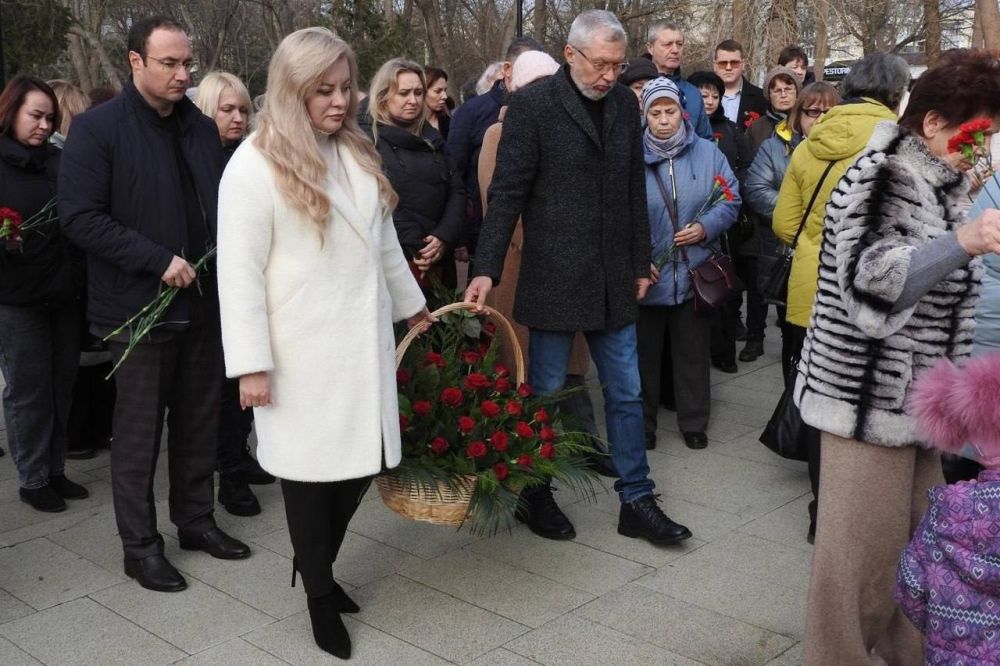 Скульптурную группу «Мать, провожающая в бой сына-солдата» установят в Курортном парке города Саки в течение года Скульптурную группу «Мать, провожающая в бой сына-солдата» установят в Курортном парке города Саки в течение года