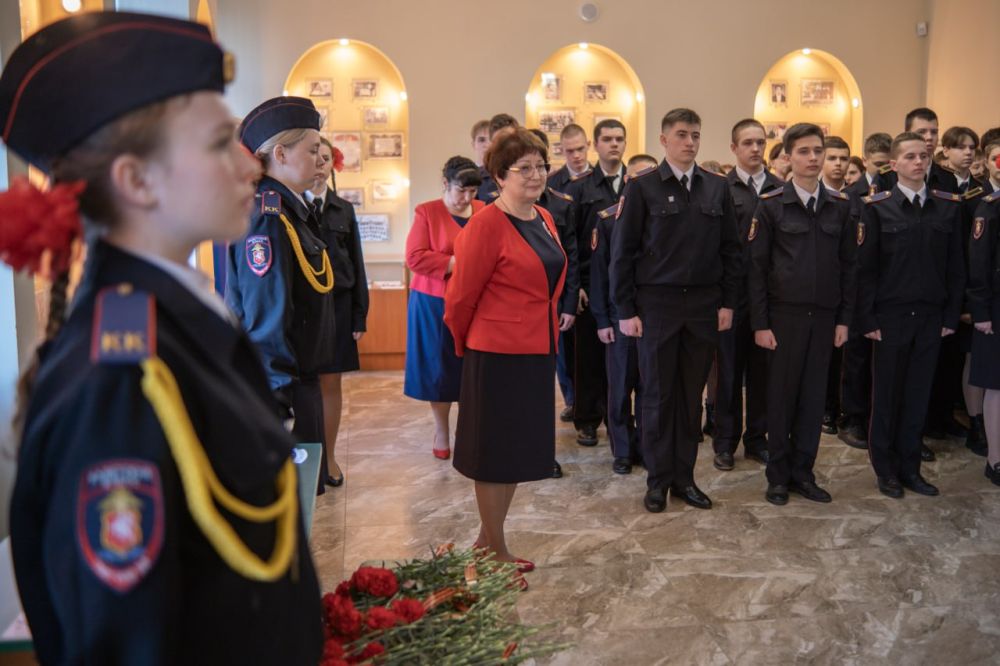 Сегодня в средней общеобразовательной школе № 6 прошла торжественная линейка, посвященная открытию парты выпускника, участника СВО Александра Бойцова и объявленному Президентом России году Защитника Отечества Сегодня в средней общеобразовательной школе № 6 прошла торжественная линейка, посвященная открытию парты выпускника, участника СВО Александра Бойцова и объявленному Президентом России году Защитника Отечества