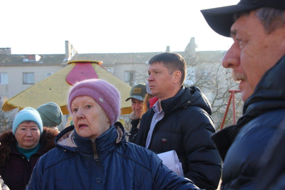 #городские_новости. Ремонт внутриквартальных проездов и тротуаров, установка лавочек, освещения и другие вопросы благоустройства обсудили сегодня с жителями ул. Ученической, 11, 10, 7, 5, пер. Кривуляк, 15, 17 в ходе... #городские_новости. Ремонт внутриквартальных проездов и тротуаров, установка лавочек, освещения и другие вопросы благоустройства обсудили сегодня с жителями ул. Ученической, 11, 10, 7, 5, пер. Кривуляк, 15, 17 в ходе...