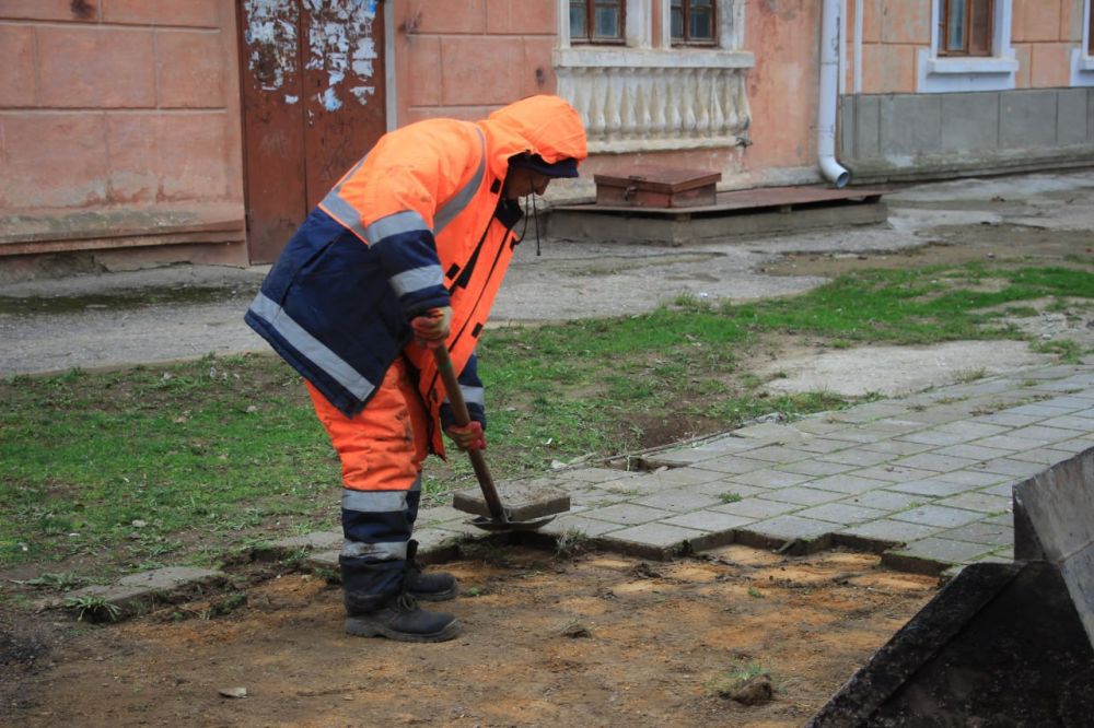 В микрорайоне Аршинцево приступили к демонтажным работам в рамках благоустройства придомовых территорий В микрорайоне Аршинцево приступили к демонтажным работам в рамках благоустройства придомовых территорий