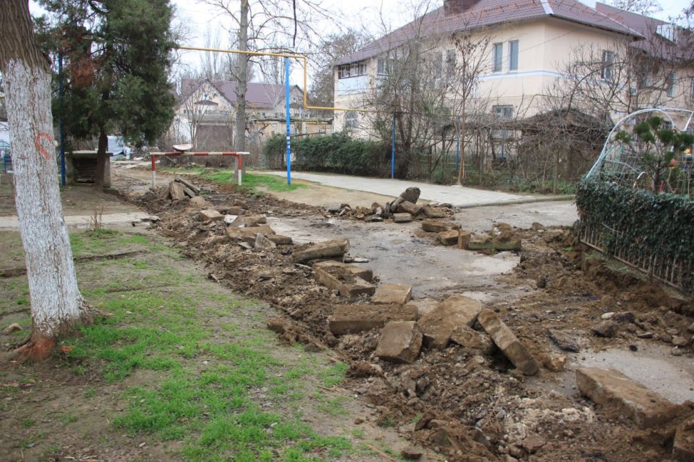 В микрорайоне Аршинцево приступили к демонтажным работам в рамках благоустройства придомовых территорий В микрорайоне Аршинцево приступили к демонтажным работам в рамках благоустройства придомовых территорий
