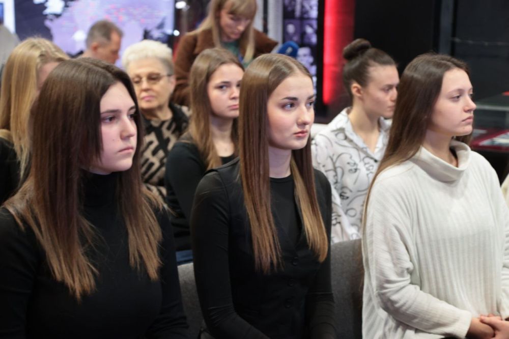 Владимир Константинов: В День памяти жертв Холокоста и 81-ю годовщину полного освобождения Ленинграда от фашистской блокады встретился с активной молодёжью республики Владимир Константинов: В День памяти жертв Холокоста и 81-ю годовщину полного освобождения Ленинграда от фашистской блокады встретился с активной молодёжью республики
