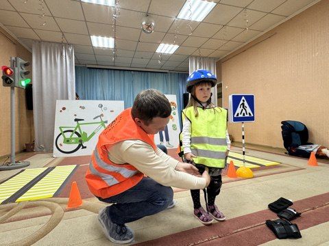 Сотрудники Госавтоинспекции провели занятие с воспитанниками детского сада №50 «Малыш» Сотрудники Госавтоинспекции провели занятие с воспитанниками детского сада №50 «Малыш»