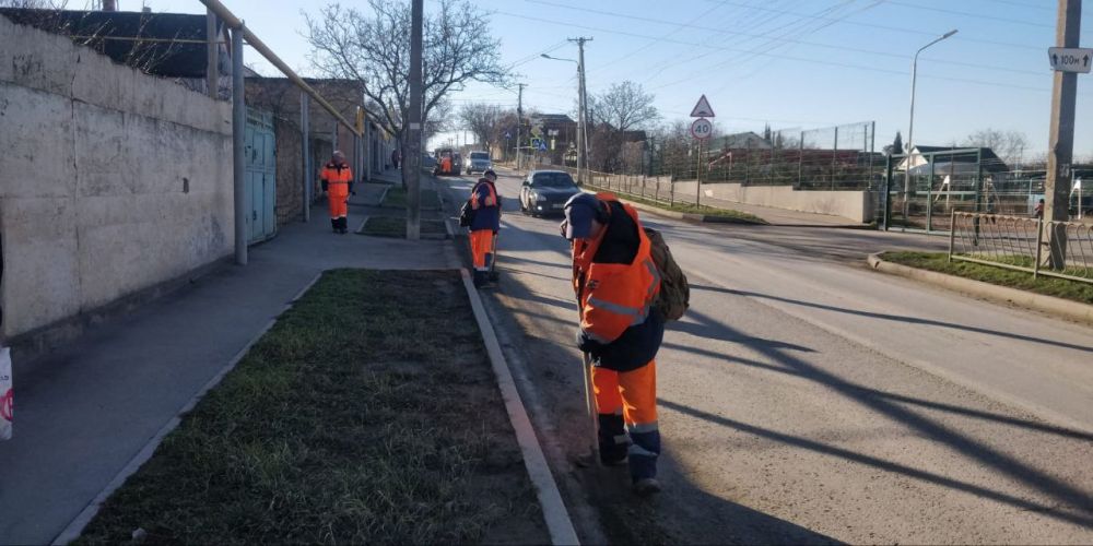 Сотрудники МБУ «Город» продолжают работы по санитарной очистке городских территорий, сбору и вывозу мусора, опавших листьев и веток с улиц города Сотрудники МБУ «Город» продолжают работы по санитарной очистке городских территорий, сбору и вывозу мусора, опавших листьев и веток с улиц города