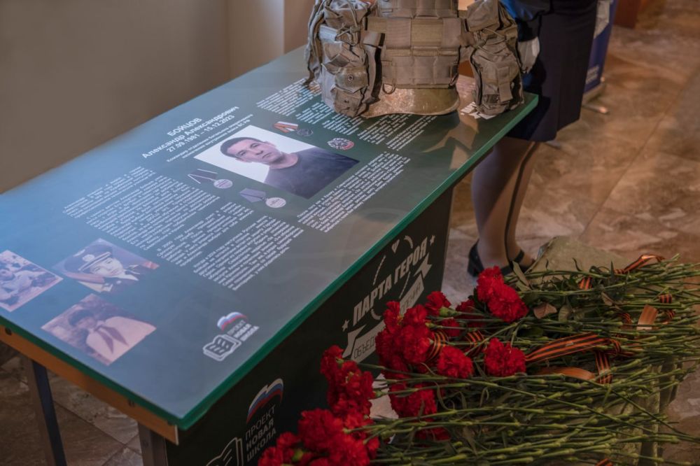 Сегодня в средней общеобразовательной школе № 6 прошла торжественная линейка, посвященная открытию парты выпускника, участника СВО Александра Бойцова и объявленному Президентом России году Защитника Отечества Сегодня в средней общеобразовательной школе № 6 прошла торжественная линейка, посвященная открытию парты выпускника, участника СВО Александра Бойцова и объявленному Президентом России году Защитника Отечества