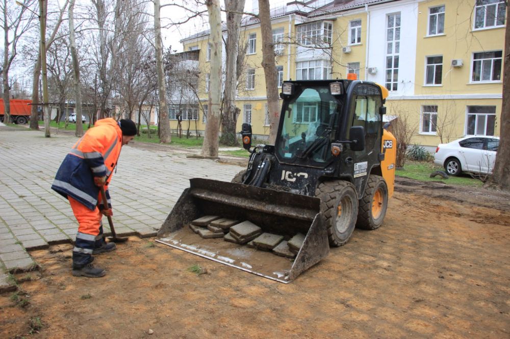В микрорайоне Аршинцево приступили к демонтажным работам в рамках благоустройства придомовых территорий В микрорайоне Аршинцево приступили к демонтажным работам в рамках благоустройства придомовых территорий