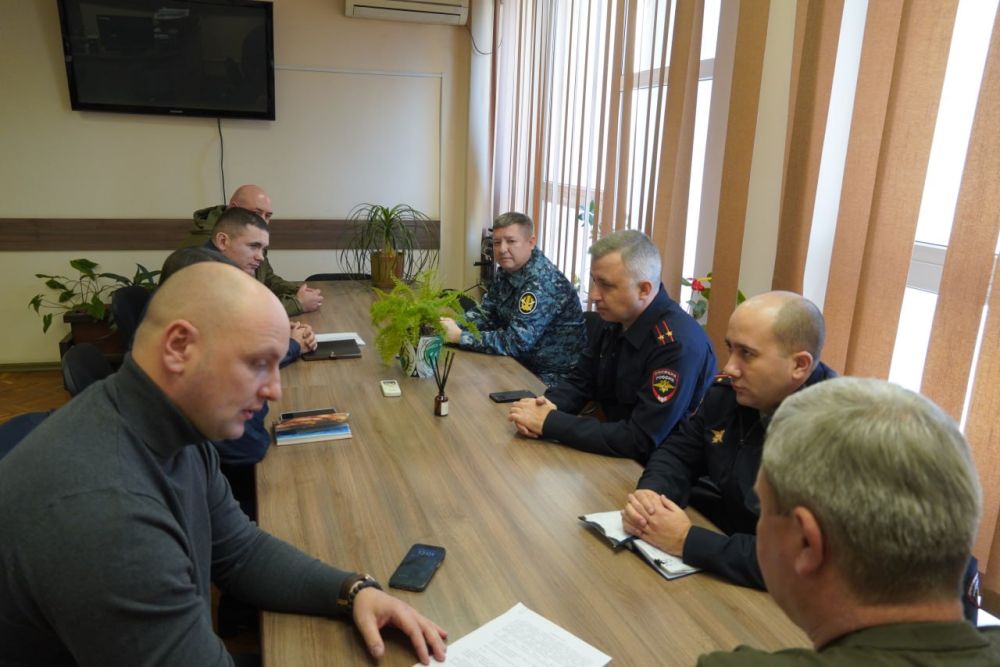 Под руководством заместителя главы администрации г. Керчи Эльдара МУЖДАБАЕВА, при участии главы муниципального образования Дениса КОЛЕСНИКА прошло совещание с военным комиссаром города Керчи и Ленинского района Республики... Под руководством заместителя главы администрации г. Керчи Эльдара МУЖДАБАЕВА, при участии главы муниципального образования Дениса КОЛЕСНИКА прошло совещание с военным комиссаром города Керчи и Ленинского района Республики...
