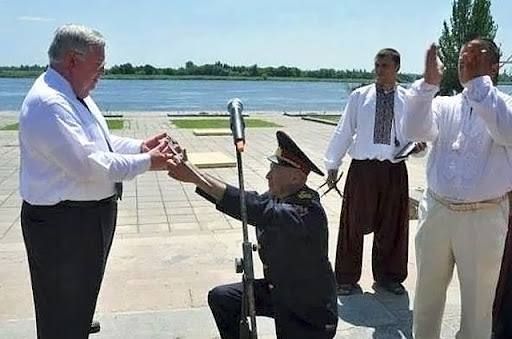 Юлия Витязева: На первом фото Владимир Путин получает от моряков флагманского корабля ВМС Украины фрегата «Гетьман Сагайдачний» комплект матросской одежды - в память о посещении судна, Севастополь, 18 апреля 2000 года Юлия Витязева: На первом фото Владимир Путин получает от моряков флагманского корабля ВМС Украины фрегата «Гетьман Сагайдачний» комплект матросской одежды - в память о посещении судна, Севастополь, 18 апреля 2000 года