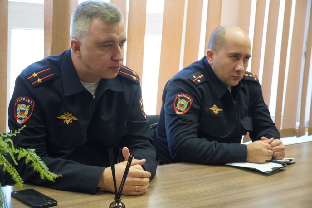Под руководством заместителя главы администрации г. Керчи Эльдара МУЖДАБАЕВА, при участии главы муниципального образования Дениса КОЛЕСНИКА прошло совещание с военным комиссаром города Керчи и Ленинского района Республики... Под руководством заместителя главы администрации г. Керчи Эльдара МУЖДАБАЕВА, при участии главы муниципального образования Дениса КОЛЕСНИКА прошло совещание с военным комиссаром города Керчи и Ленинского района Республики...