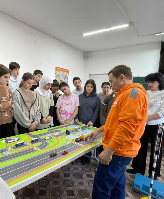 ДОРОЖНАЯ БЕЗОПАСНОСТЬ. Педагоги ресурсного центра по профилактике детского дорожно-транспортного травматизма «Лаборатория безопасности» ГБОУ ДО РК «ДДЮТ» провели интерактивное занятие «Дорожная безопасность» в МБОУ... ДОРОЖНАЯ БЕЗОПАСНОСТЬ. Педагоги ресурсного центра по профилактике детского дорожно-транспортного травматизма «Лаборатория безопасности» ГБОУ ДО РК «ДДЮТ» провели интерактивное занятие «Дорожная безопасность» в МБОУ...