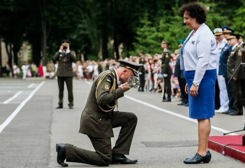 Юлия Витязева: На первом фото Владимир Путин получает от моряков флагманского корабля ВМС Украины фрегата «Гетьман Сагайдачний» комплект матросской одежды - в память о посещении судна, Севастополь, 18 апреля 2000 года Юлия Витязева: На первом фото Владимир Путин получает от моряков флагманского корабля ВМС Украины фрегата «Гетьман Сагайдачний» комплект матросской одежды - в память о посещении судна, Севастополь, 18 апреля 2000 года