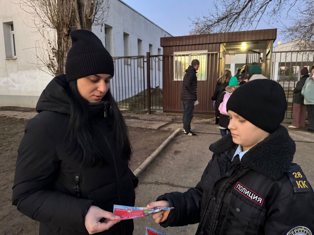 В Симферополе «Родительский патруль» и сотрудники Госавтоинспекции провели акцию по популяризации безопасного поведения на дороге и призвали водителей соблюдать правила проезда пешеходных переходов В Симферополе «Родительский патруль» и сотрудники Госавтоинспекции провели акцию по популяризации безопасного поведения на дороге и призвали водителей соблюдать правила проезда пешеходных переходов