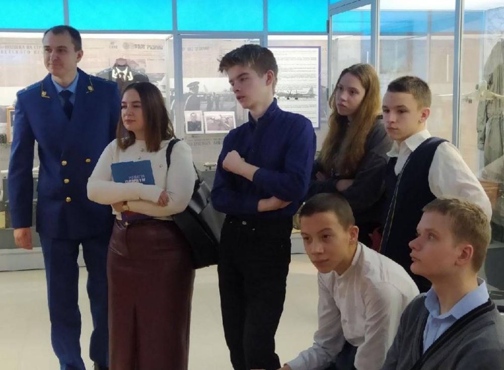 Для учащихся подшефных школ работники крымской прокуратуры организовали экскурсию в один из музеев Для учащихся подшефных школ работники крымской прокуратуры организовали экскурсию в один из музеев