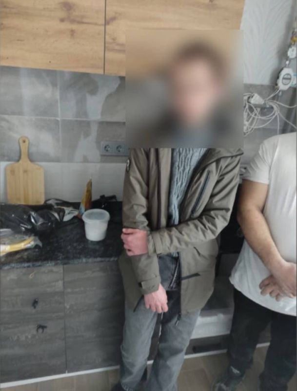Полицейскими в Симферопольском районе пресечена попытка сбыта полусинтетического психоактивного наркотического вещества в особо крупном размере Полицейскими в Симферопольском районе пресечена попытка сбыта полусинтетического психоактивного наркотического вещества в особо крупном размере