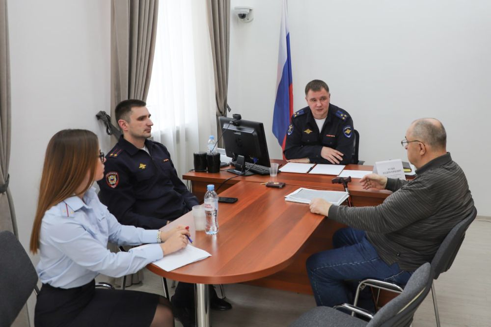 Заместитель начальника УМВД России по г. Севастополю полковник юстиции Вадим Кузин провёл личный приём граждан Заместитель начальника УМВД России по г. Севастополю полковник юстиции Вадим Кузин провёл личный приём граждан