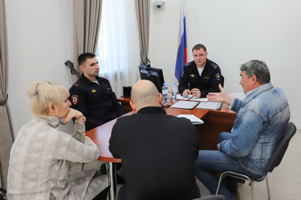 Заместитель начальника УМВД России по г. Севастополю полковник юстиции Вадим Кузин провёл личный приём граждан Заместитель начальника УМВД России по г. Севастополю полковник юстиции Вадим Кузин провёл личный приём граждан