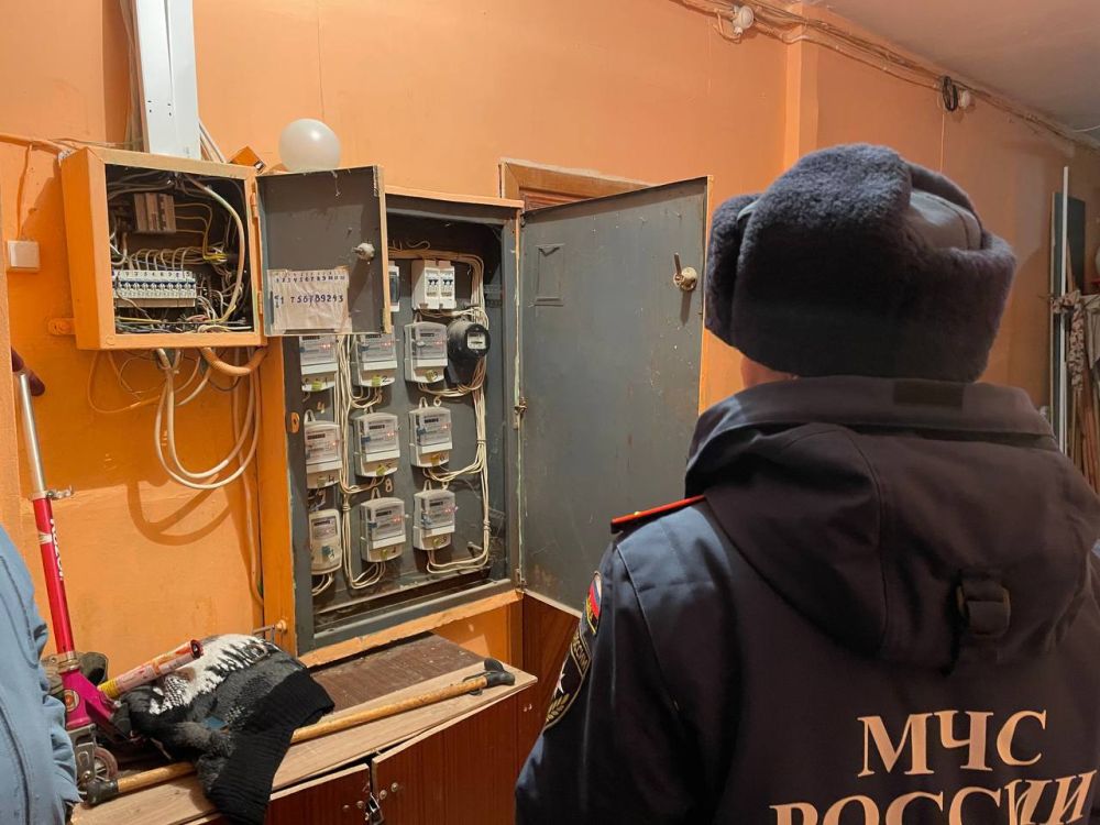 В Крыму сотрудники МЧС России проводят проверку подвалов и чердаков В Крыму сотрудники МЧС России проводят проверку подвалов и чердаков