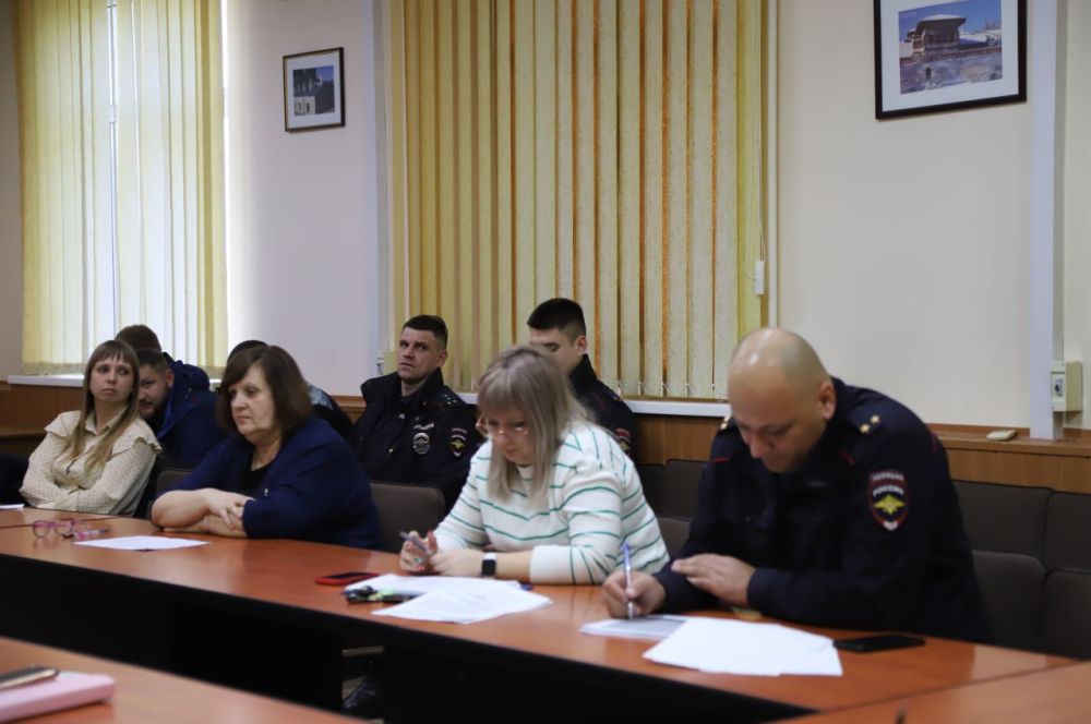 В Администрации Бахчисарайского района прошло совещание о взаимодействии с органами внутренних дел и инспекторами военно-учётной специальности по вопросу актуализации сведений по розыску граждан, подлежащих призыву В Администрации Бахчисарайского района прошло совещание о взаимодействии с органами внутренних дел и инспекторами военно-учётной специальности по вопросу актуализации сведений по розыску граждан, подлежащих призыву
