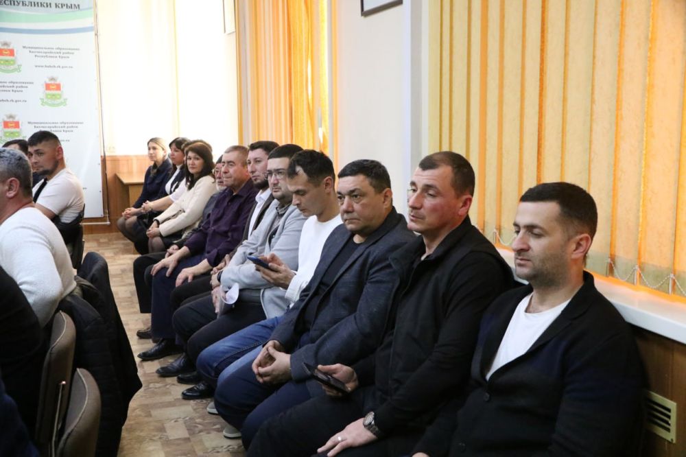 Ольга Урайкина: Сегодня в малом зале администрации Бахчисарайского района заместитель Председателя Государственного Совета Республики Крым Айдер Типпа и председатель Государственного комитета по делам межнациональных... Ольга Урайкина: Сегодня в малом зале администрации Бахчисарайского района заместитель Председателя Государственного Совета Республики Крым Айдер Типпа и председатель Государственного комитета по делам межнациональных...