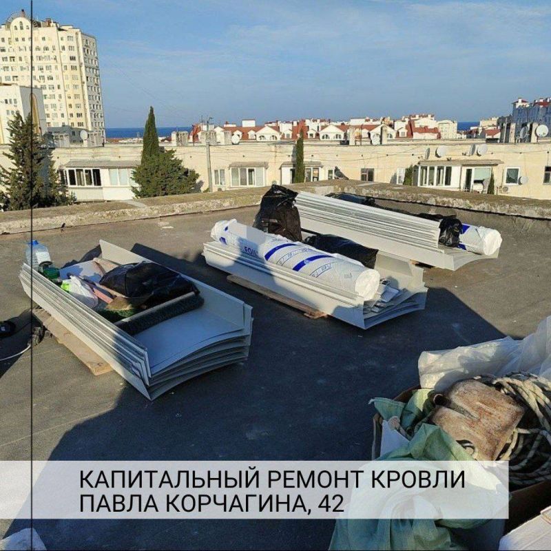 В доме № 42 на ул. Павла Корчагина начался капитальный ремонт крыши В доме № 42 на ул. Павла Корчагина начался капитальный ремонт крыши
