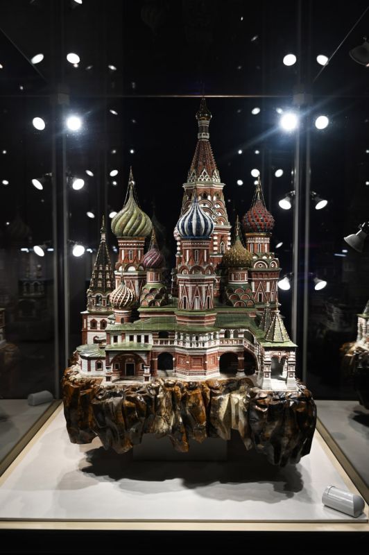 Антон Силуанов вручил награды и медали российским художникам и ювелирам Антон Силуанов вручил награды и медали российским художникам и ювелирам