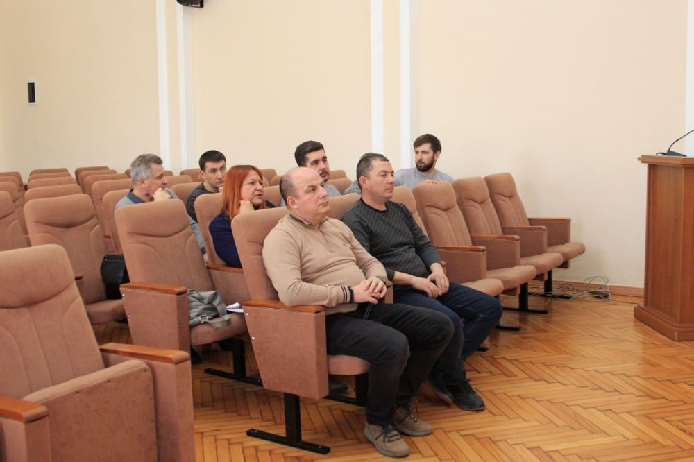 В Симферополе под руководством заместителя главы администрации крымской столицы Александра Семенченко состоялось рабочее совещание с операторами связи В Симферополе под руководством заместителя главы администрации крымской столицы Александра Семенченко состоялось рабочее совещание с операторами связи