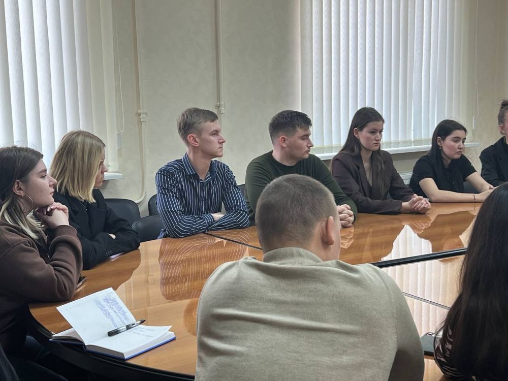 Альберт Куршутов: По поручению Главы Республики Крым Сергея Валерьевича Аксёнова совместно с председателем Государственного комитета молодежной политики Республики Крым Алексеем Зинченко провел встречу с крымскими студентами Альберт Куршутов: По поручению Главы Республики Крым Сергея Валерьевича Аксёнова совместно с председателем Государственного комитета молодежной политики Республики Крым Алексеем Зинченко провел встречу с крымскими студентами