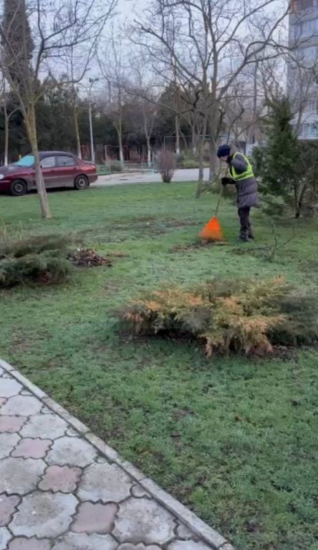 С самого утра специалисты по уборке уже работают на улицах Евпатории С самого утра специалисты по уборке уже работают на улицах Евпатории