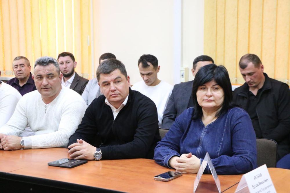 Ольга Урайкина: Сегодня в малом зале администрации Бахчисарайского района заместитель Председателя Государственного Совета Республики Крым Айдер Типпа и председатель Государственного комитета по делам межнациональных... Ольга Урайкина: Сегодня в малом зале администрации Бахчисарайского района заместитель Председателя Государственного Совета Республики Крым Айдер Типпа и председатель Государственного комитета по делам межнациональных...