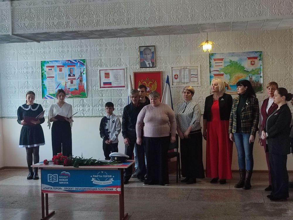 31 января 2025 года в МБОУ «Славянская школа-детский сад» состоялось торжественное открытие Парты Героя в честь выпускника школы Ефимова Валерия Петровича, погибшего в ходе специальной военной операции