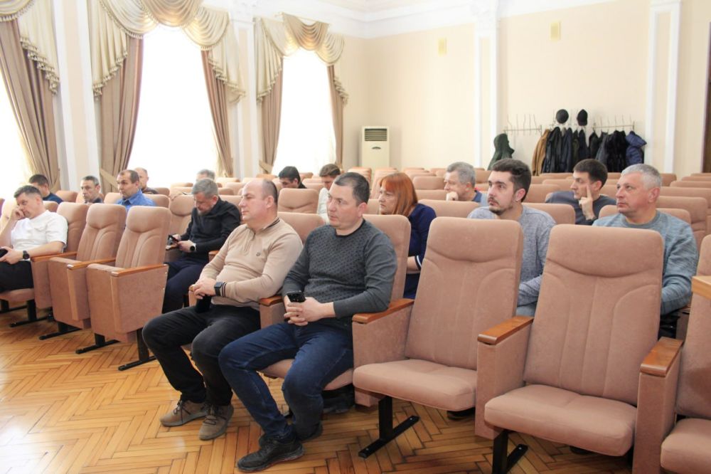 В Симферополе под руководством заместителя главы администрации крымской столицы Александра Семенченко состоялось рабочее совещание с операторами связи В Симферополе под руководством заместителя главы администрации крымской столицы Александра Семенченко состоялось рабочее совещание с операторами связи