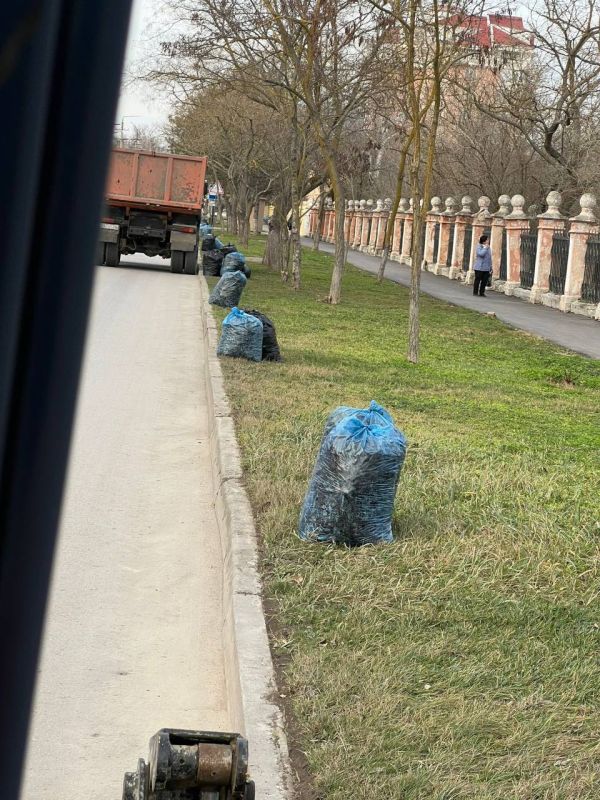 С самого утра специалисты по уборке уже работают на улицах Евпатории С самого утра специалисты по уборке уже работают на улицах Евпатории