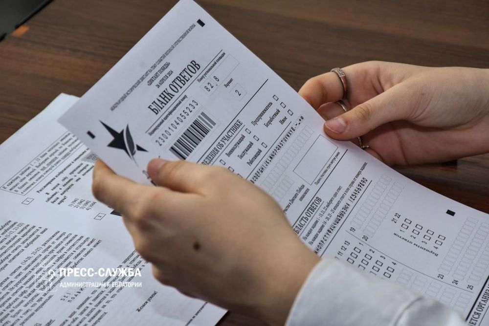 С самого утра специалисты по уборке уже работают на улицах Евпатории С самого утра специалисты по уборке уже работают на улицах Евпатории