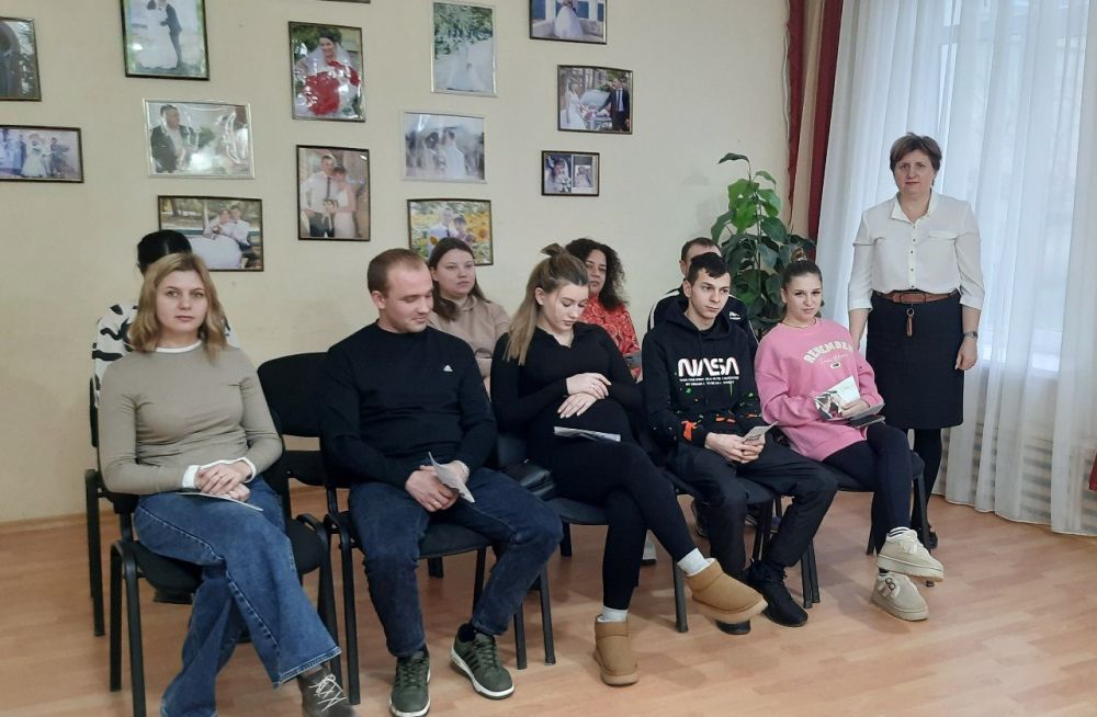 Ленинский районный отдел ЗАГС провёл занятие Школы молодоженов с участием представителей Ленинского районного центра социальной службы для семьи, детей и молодежи и Центра занятости населения в Ленинском районе. Ленинский районный отдел ЗАГС провёл занятие Школы молодоженов с участием представителей Ленинского районного центра социальной службы для семьи, детей и молодежи и Центра занятости населения в Ленинском районе.